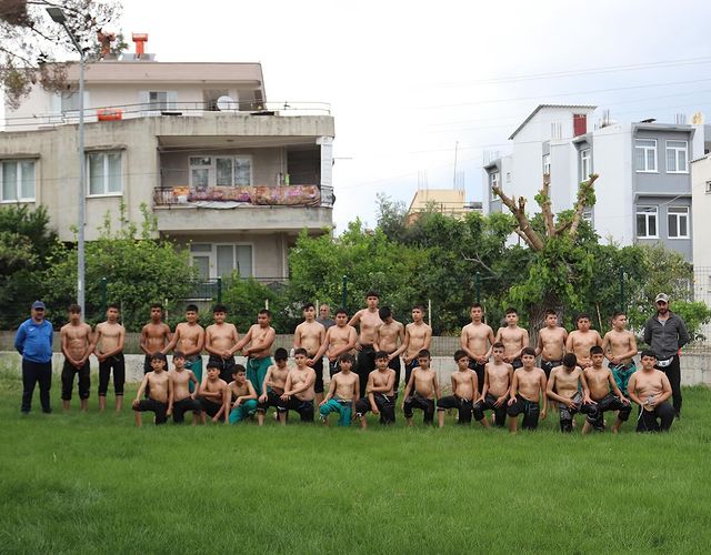 Antalya'nın Serik ilçesinde Gençlik Merkezi tarafından düzenlenen yağlı güreş antrenmanları devam ediyor