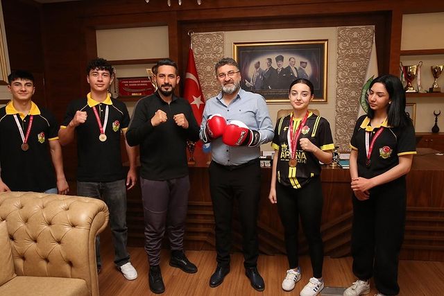 Denizli'de düzenlenen Kick Boks Şampiyonası'nda başarılı olan Serikli sporcular Belediye Başkanı ile buluştu