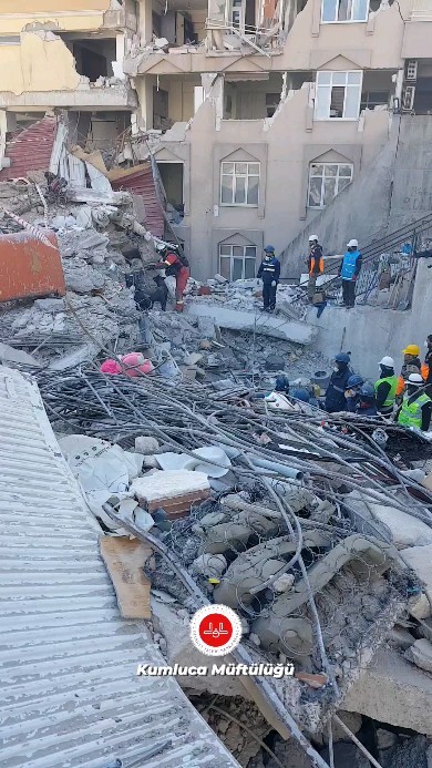 Kumluca halkı Diyanet İşleri Başkanlığı ve Türkiye Diyanet Vakfı'na deprem yardımında destek oldu.